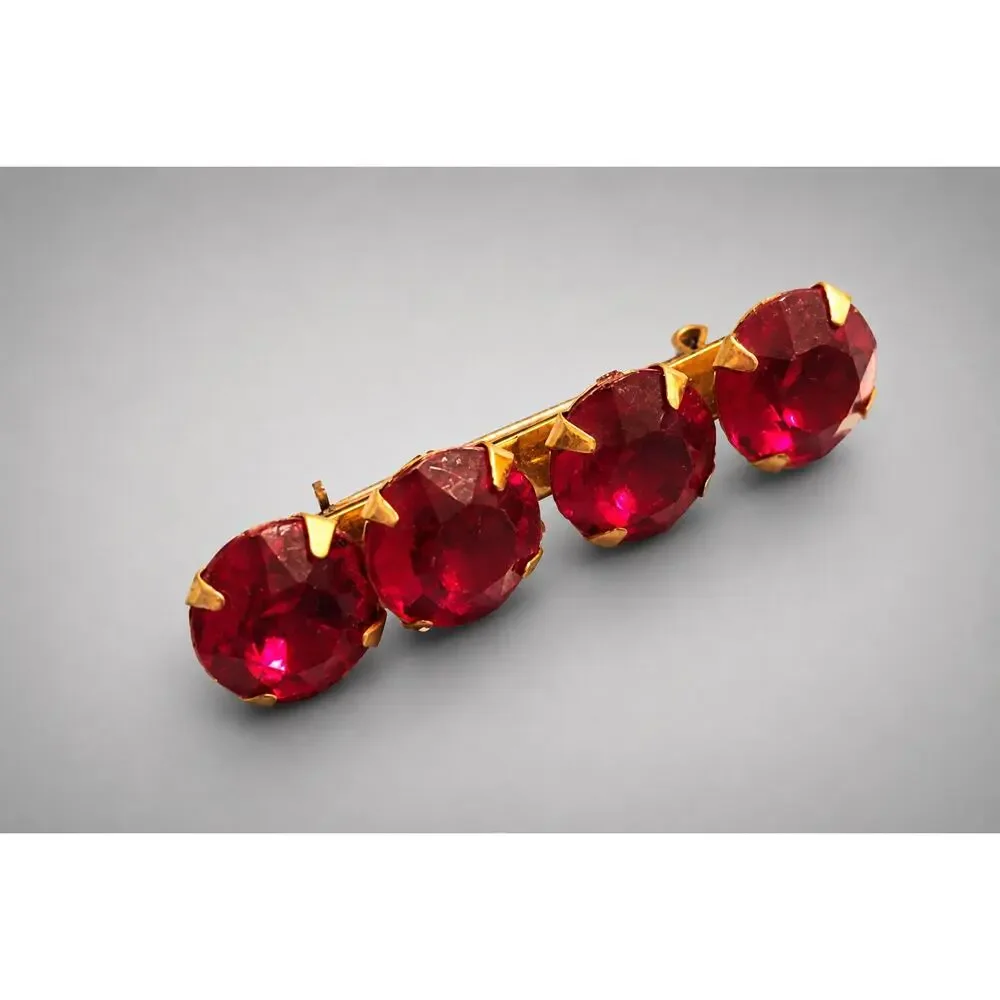 Vintage Deep Red Faceted Lucite Bar Pin, Retro C-Hook, 1940s, Gold-tone‎ go-64